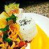 Émincé de filet de poulet au noix de cajou sauté et riz blanc parfumé