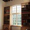 Aménagement intérieur : bibliothèque avec intégration de lumières. Refonte globale d'un appartement. Sols, Murs, mezzanine, mobilier,...