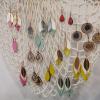 Bijoux de fabrication française en bois éco-responsable et cuir recyclé orné de pierres fines selon les modèles. Les boucles d'oreilles sont fermées par des dormeuses en argent ou en laiton avec des apprêts d'or rose. Vous retrouverez à la boutique la collection de la marque Ni Une Ni Deux , n'hésitez pas à venir la découvrir!  