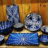 La collection Makaha bleu est composée de plats rectangulaires, de saladiers, de coupelles et mini coupelles aux motifs assortis. Ils sont en céramique teintée de bleu et de blanc. Très pratiques à l'apéritif comme au dessert et vous pouvez les laver au lave vaisselle.     