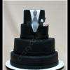 Gâteau de mariage bi-color - un côté costume du marié, l'autre côté robe de la mariée.