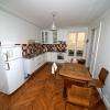 Cuisine relookée style "50" avec carrelage et mobilier neufs et parquet restauré