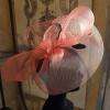 Création "ballerine", modèle unique
Crin de soie garni de plumes et de voilette mouchetée.