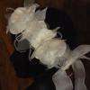 Couronne de fleurs de soie et d'organza entièrement faites à la main.
