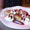 Crêpe mille-feuilles, crème pâtissière, chantilly et coulis de fruits rouges...miam !