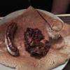 La galette/saucisses à la compotée d'oignons et moutarde
