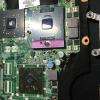 Vu d'une carte mère d'un pc portable ( après nettoyage du processeur et du chipset graphique et avant mise en place de la pâte thermique)