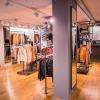 Vue de la boutique sur les blousons en cuir