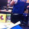 Les employés portent tous un gilet bleu
