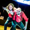 Tandem de professeurs experts en chorégraphies de danse de couple Rock, s'entraînant et formant leurs élèves dans la salle de Danse Volontaires