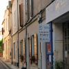 Juste à côté des arènes d'Arles, De natura rerum est la seule librairie spécialisée sur l'Antiquité dans la moitié sud de la France.