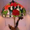 Magnifique lampe tiffany réalisée par une de nos élèves. Elle a imaginé l'ensemble de la lampe et ensemble nous l'avons aidée à aboutir son projet
