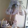 Lampe avec une cape d'abat-jour (abat-jour en lin ficelle brodée d'un coeur rouge foncé)