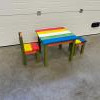 Table enfant en bois naturel avec lasure multicolore et ça chaise et tabouret en bois naturel avec lasure multicolore