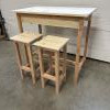 Table haute en bois naturel et ces tabouret en bois naturel