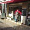 Didier devant sa boutique