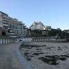La plage de Dinard que dominent les résidences ( secondaires) de familles connues 
