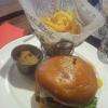 Cheeseburger, frites et coleslaw