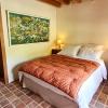 La chambre Bourdeilles, ses draps en lin et ses édredons. Un coin salon et un terrasse privée.