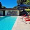 Taillée à flanc de colline, la piscine s'étire sur ses 13m x 15m