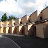 Chacune des douze lodges( avec coin cuisine)  peut héberger 8 personnes . Elles sont très ' cosy' à l'intérieur ( petite précision car , personnellement , l'extérieur me plait moins ...)
