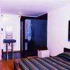 Une chambre avec salle de bain