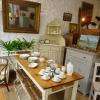 Jolis meubles en bois peint