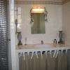 salle d'eau avec sèche cheveux
douche, lavabo, miroir