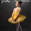 La danse classique est un style de danse développé en Europe au XVIIe siècle. Elle est caractérisée par une technique précise et rigoureuse, ainsi que par des mouvements gracieux et fluides.

 

La danse classique se base sur la codification du mouvement, avec des positions de base telles que la première position, la seconde position, etc., ainsi que des mouvements spécifiques tels que les pliés, les relevés, les sauts et les pirouettes.

 

Cette discipline est ouverte à tous, filles et garçons également car hormis le fait que la danse développe le sens du rythme et l’expression corporelle, elle augmente la tonicité musculaire d’où un corps qui s’affirme au fil des cours.
De cet apprentissage découlent de merveilleux ballets riches en variations, émotions et pleins de grâce.