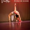 La danse contemporaine permet une liberté, un approfondissement du travail au sol et des différentes qualités de mouvements.
Aucun code n’est fixé, c’est apprendre à laisser faire son corps, à l’utiliser comme un instrument de musique, mais surtout à le laisser s’exprimer.
L’énergie, les flux, la respiration, la musicalité interne, sont des points abordés dans les cours.