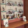 Affichage Posters e bacs carton avec revues 