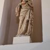 Statue de Vierge à l'Enfant du XIIIe siècle, conserve des traces de polychromie, l'enfant Jésus souriant tient ici une pomme.