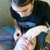 Epilation des sourcils au fil