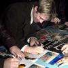 English MC. Signature d'autographes.