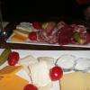 Voilà la présentation du plat de charcuterie et fromages, très bien. Et vin au verre possible.
