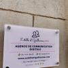 Plaque de l'agence, posée à l'entrée de l'immeuble.
