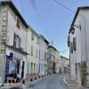 Rue où se trouve l'agence, en plein coeur du village de Saint-Chamas.