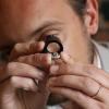 Fabien Robaldo en pleine expertise d'une bague avec diamant solitaire.