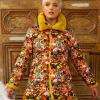 Cliquez sur ce lien pour commander : http://www.femmesdusud-pretaporter.com/article-marque-aventures-des-toiles-manteau-femmesdusud-5414.html
Description :ce manteau est réversible. Il possède une face façon doudoune  imprimée et une face en fausse fourrure jaune, extrêmement douce. Son large col montant ainsi que ses matières qualitatives en font une pièce très chaude et cocooning pour l’hiver. L’imprimé, les couleurs et les matières utilisées font de ce manteau une pièce unique et très originale qui ne passera pas inaperçue.
Origine des tissus
L'ensemble des tissus sont produits en Europe pour Aventures des toiles.
Mot de la création
Mais pourquoi avoir choisi cette couleur jaune pour la fourrure ? si vous l’aviez fait en bleu navy ou en noir, nous en aurions vendu beaucoup plus.. Ce sont les remontées de nos agents commerciaux après la période de vente auprès des magasins. Et bien une fois encore, c’est notre parti pris. Ce thème est une fête , une ode à la nostalgie de l’enfance, les premières sensations de notre jeunesse.. nous l’avons traité comme un thème pop art, c’est-à-dire en contestant les traditions et en exprimant une vision drôle des objets de nos premières années que sont nos peluches.. et nous nous rappelons encore de nos Marsupilamis, de nos ours. Is étaient tous rayonnants de couleurs. Nous aimions nous lover contre … exactement comme ce manteau ! 
Composition
FOND DE POCHE : 100% COTON - TISSU 1 : 100% POLYESTER - TISSU 2 : 100% POLYESTER 