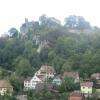 Le château domine le village 