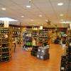 La cave : vin en vrac, vin bouteille, vin en bib, grands crus, Vallée de la Loire, Bordelais, Sud-Ouest, Languedoc-Roussillon, Provence, Vallée du Rhône, Bourgogne Beaujolais, Alsace, Savoie, Jura, Champagne, Pétillants, Vins Europe et Monde. 