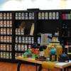 L'espace épicerie fine : thés Dammann, chocolats Monbana, truffes Mathez, gourmandises Le comptoir de Mathilde, confiture Epicurien, dragées Pécou,...
