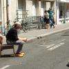Mimi en pleine rue.