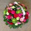 coussin rond à dominante rose et vert