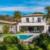 VILLA ROMAINE - COTE D AZUR 
https://www.flh-excellence.com/la-villa-romaine-cote-dazur-france/