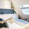Une chambre en plus sous les toits en réunissant 3 chambres de service et en les reliant à l'appartement situé juste en dessous.
Plus d'infos sur https://floraauvray.com/projet/une-chambre-sous-les-toits/
