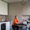 Je vous présente la cuisine de cet appartement totalement restructuré... La cuisine a été installée en lieu et place d'une chambre. Elle bénéficie d'une grande fenêtre sur rue et se trouve en relation directe avec le salon / salle à manger.
Plus d'infos sur https://floraauvray.com/projet/pas-si-classique/