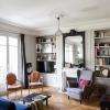 Cet appartement a recouvré cohérence grâce à une refonte en profondeur et une optimisation de ses espaces au millimètre près.
Dans le salon, où toutes les moulures et corniches ont été restaurées et complétées, les bibliothèques implantées de part et d’autre de la cheminée semblent avoir toujours existé. 
Plus d'infos sur https://floraauvray.com/projet/pas-si-classique/