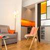 Ce deux-pièces a gagné en fonctionnalité... et luminosité grâce notamment à une verrière dessinée à la manière d’un vitrail contemporain, qui sépare le salon et la chambre. 
Plus d'infos sur https://floraauvray.com/projet/une-verriere-de-couleur/