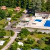 Piscine extérieure. Ne fait pas parti du camp. Il faut sortir